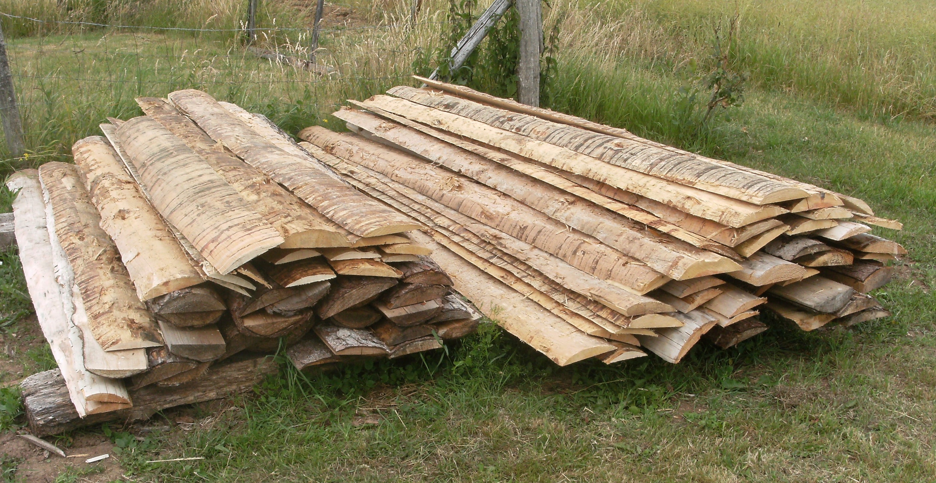 Halbrunde vorsortierte Schwartenbretter Halbrunde vorsortierte Schwartenbretter